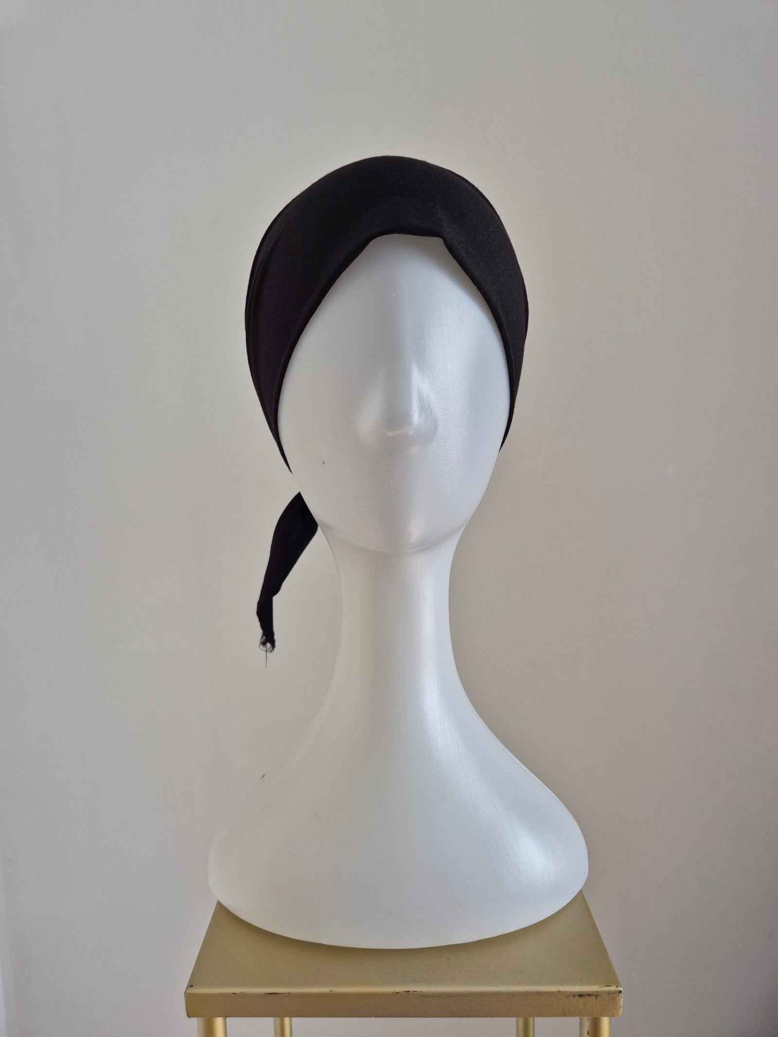 Bonnet à nouer, à attaches
